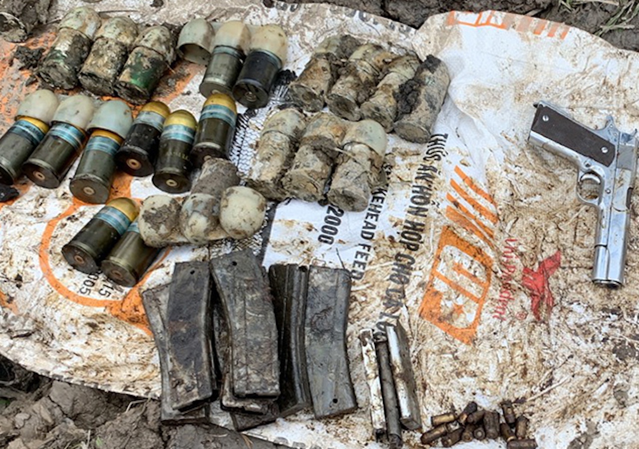 Phat hien nhieu sung dan khi dao dat hinh anh