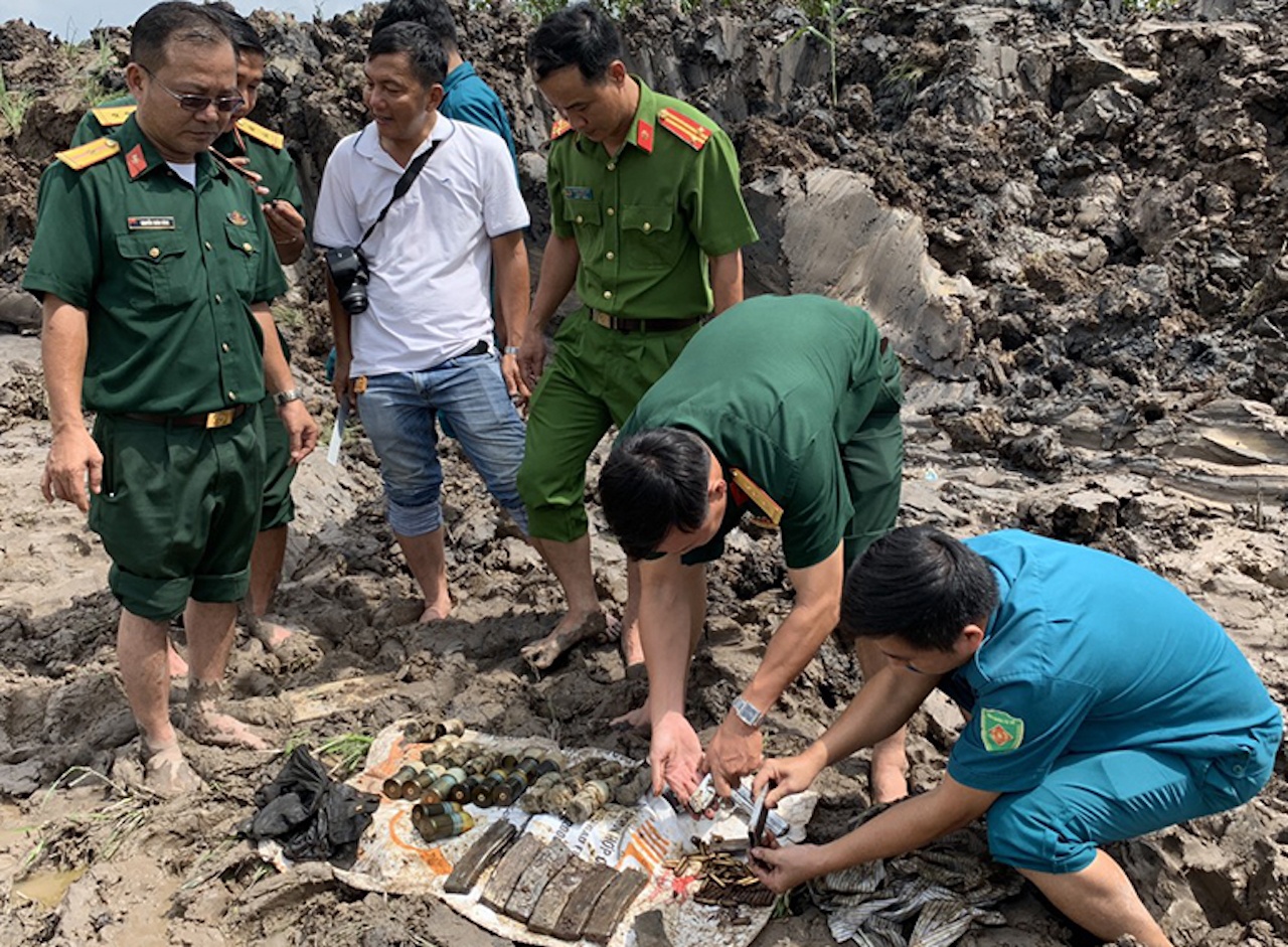 Nguoi dan phat hien nhieu loai sung dan o Long Xuyen anh 1