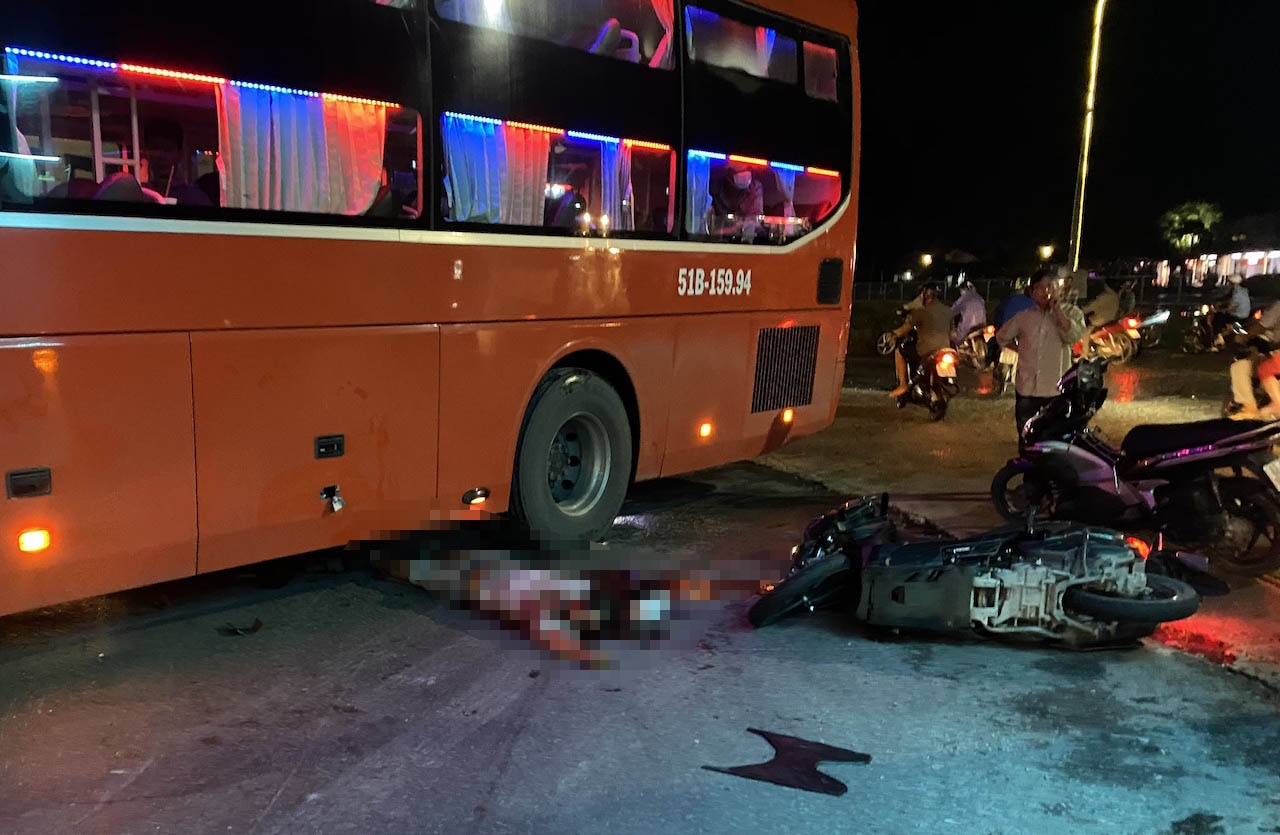 Va cham voi xe khach Phuong Trang, mot nguoi chet hinh anh