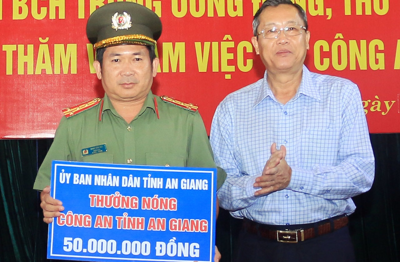 Canh sat bat nhom nguoi van chuyen 51 kg vang lau anh 1