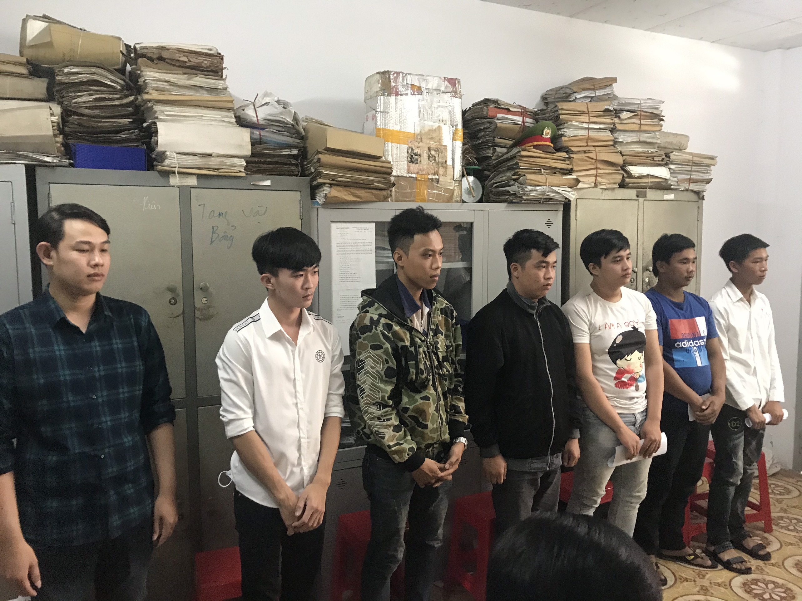 Khoi to 7 bi can dua xe trai phep anh 1