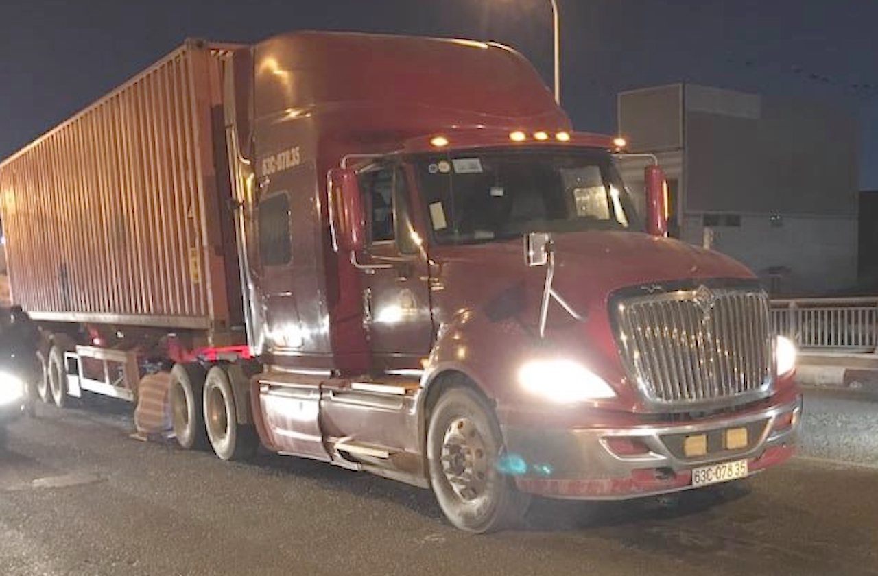 Xe dau keo can hai nguoi tu vong hinh anh