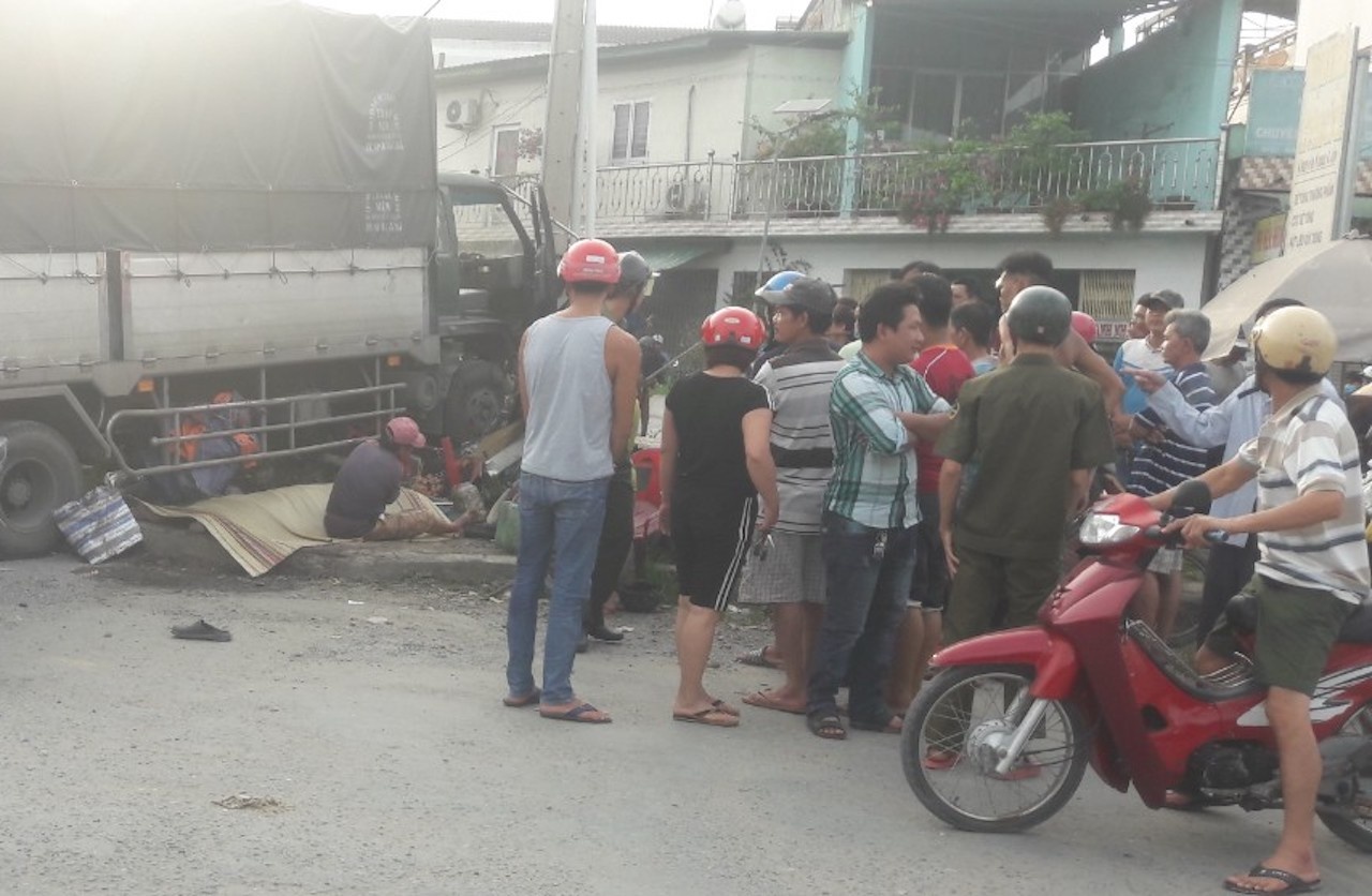 Xe tai tong chet nguoi ban do nuong ven quoc lo hinh anh