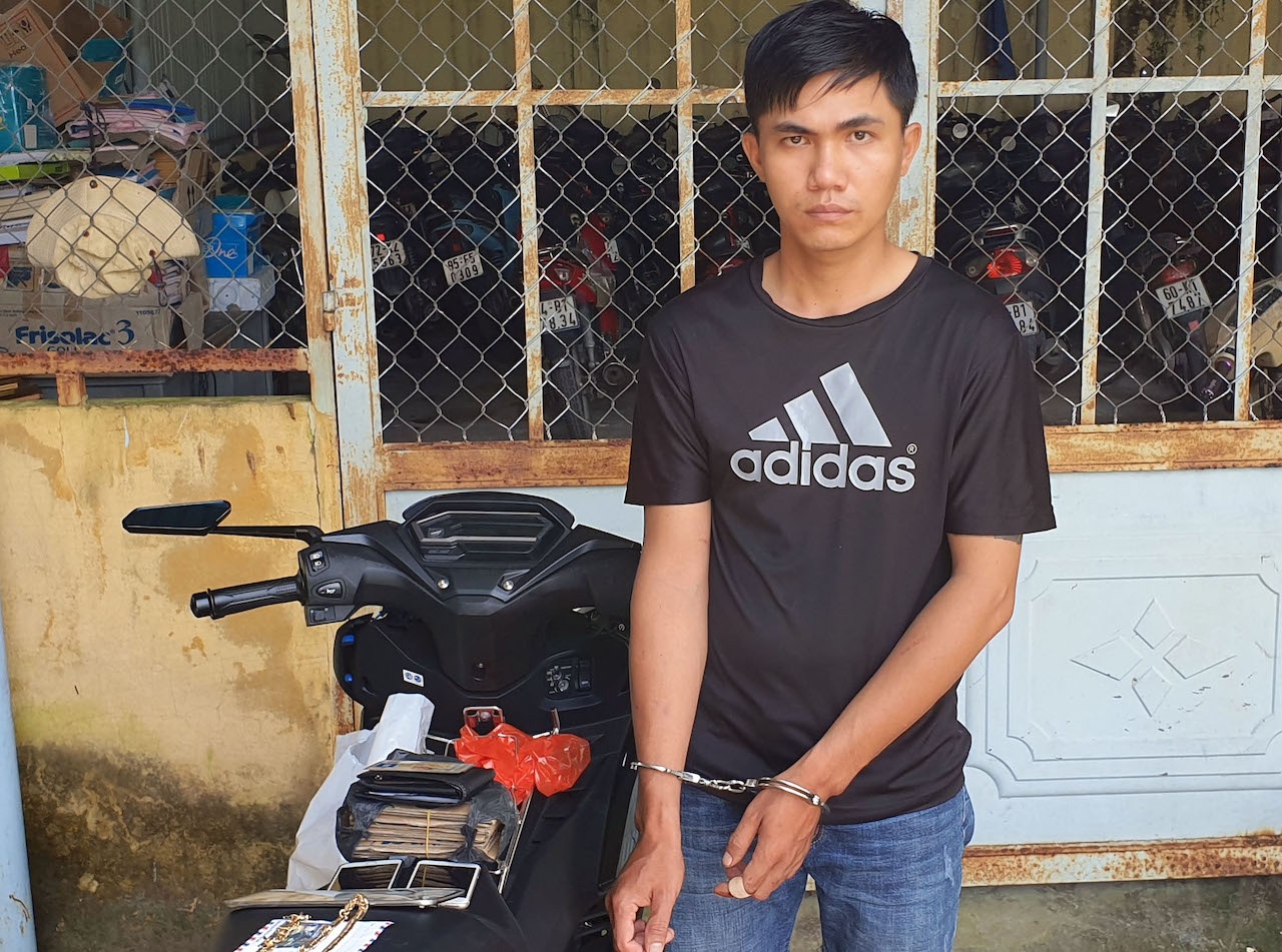 Bat ke chuyen cuop tiem vang anh 1