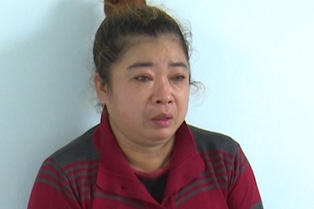 Me chong cung con dau di danh ghen hinh anh