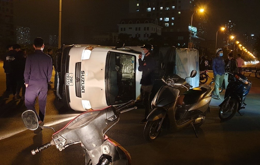 Oto tai bi lat sau va cham voi xe cuu thuong hinh anh