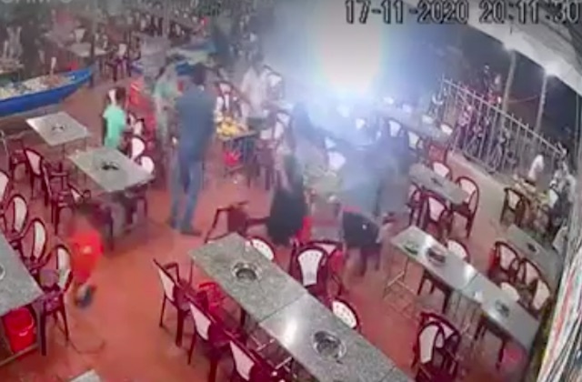 Nhom thanh nien dap pha hai quan an o Vinh Long hinh anh