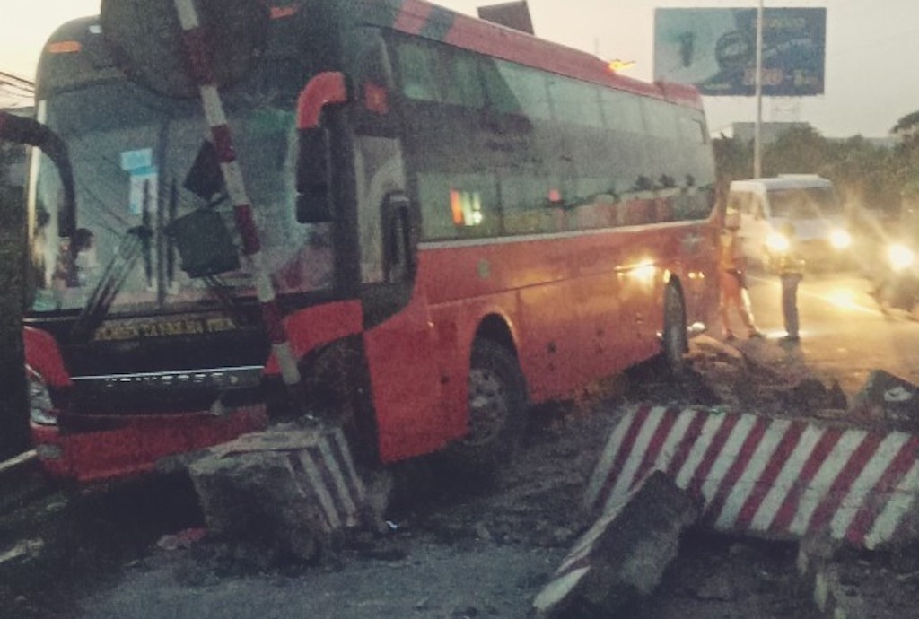 Oto khach tong dai phan cach tren quoc lo 1 hinh anh