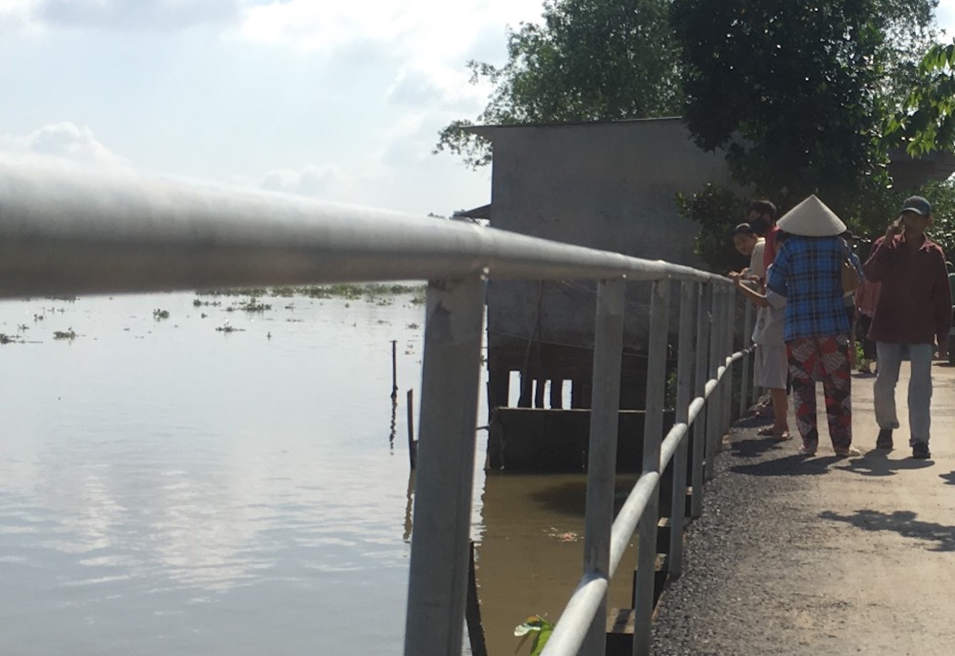 Hai nguoi tu vong duoi song sau khi bi truy sat hinh anh