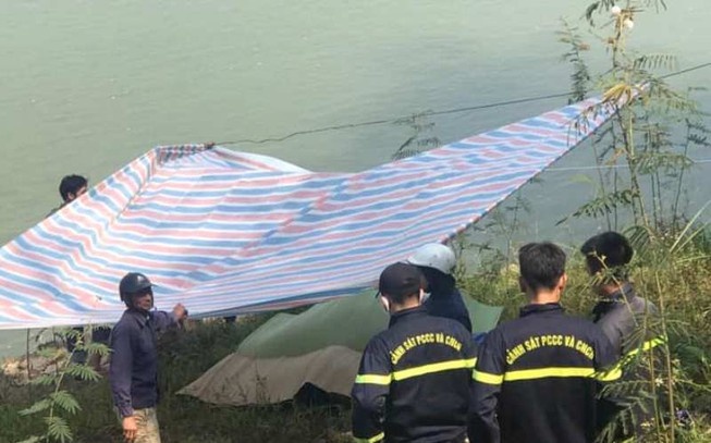 Thi the nu sinh dai hoc noi tren song Vam Co hinh anh