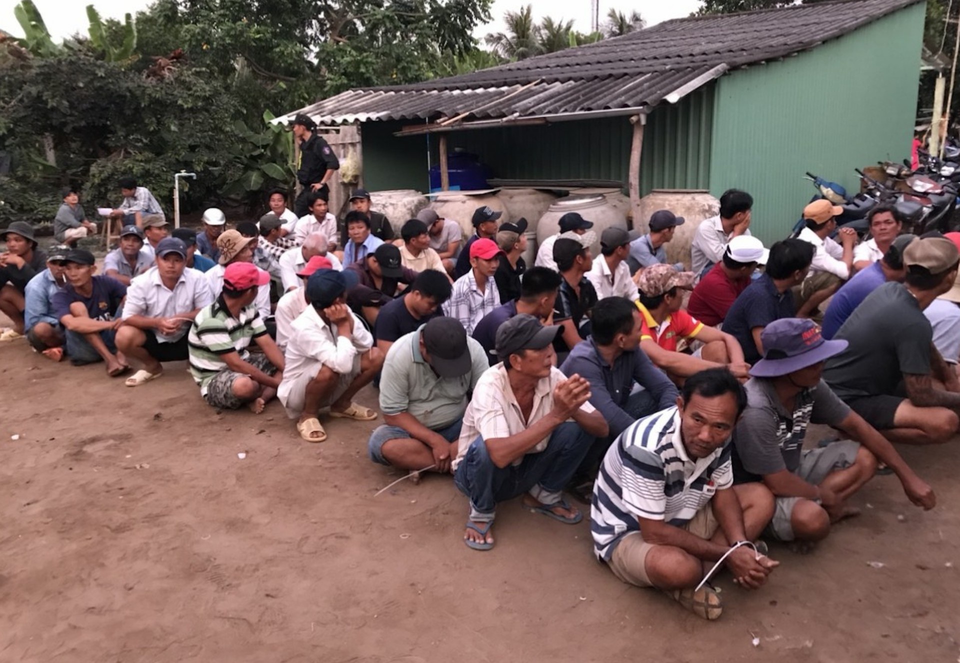 69 nguoi bi bat tai soi bac o Tien Giang hinh anh