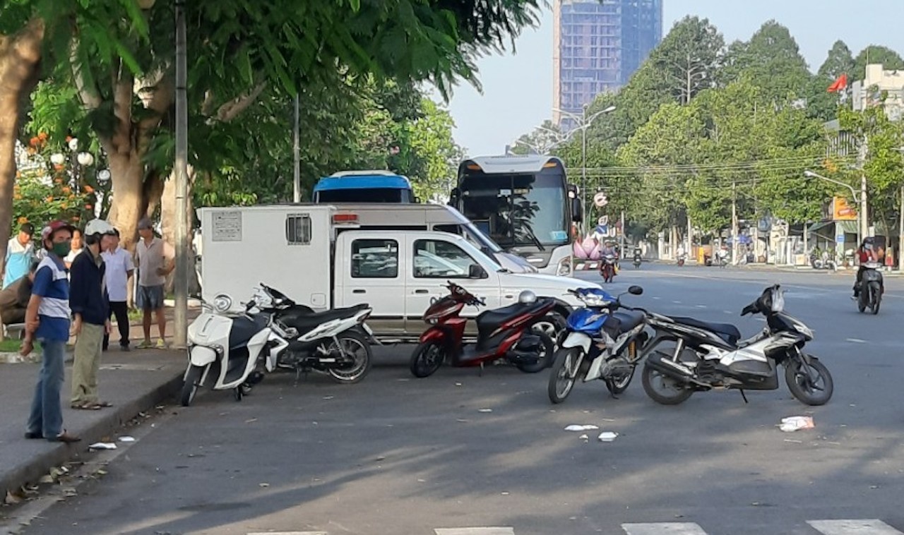 Nam thanh nien bi dam tu vong tren pho anh 1