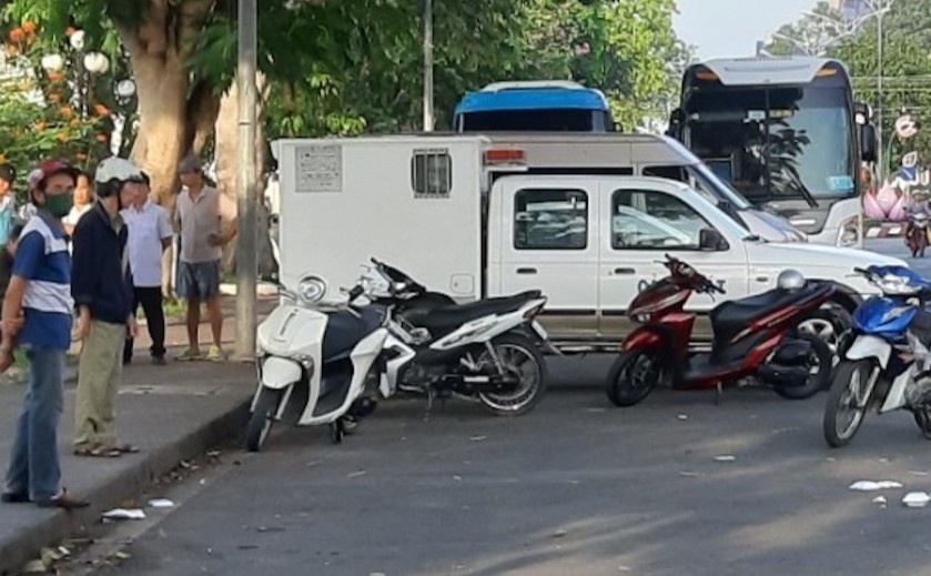 Thanh nien bi dam tu vong tren duong hinh anh