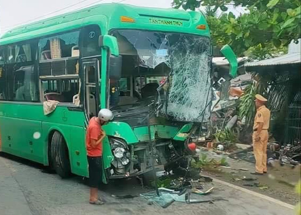 Xe khach Thanh Thuy 'doi dau' voi xe bon tren quoc lo 60 anh 2