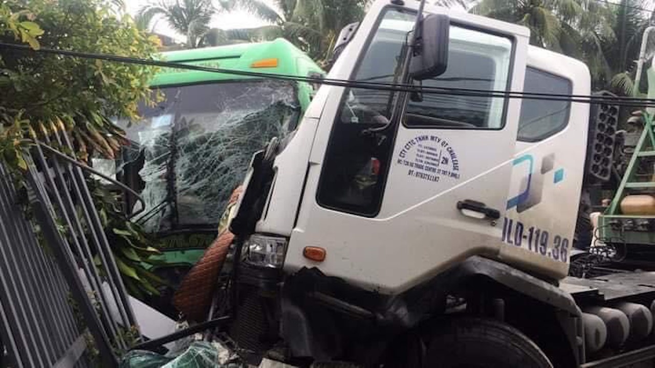 Xe khach Thanh Thuy 'doi dau' voi xe bon tren quoc lo 60 anh 1