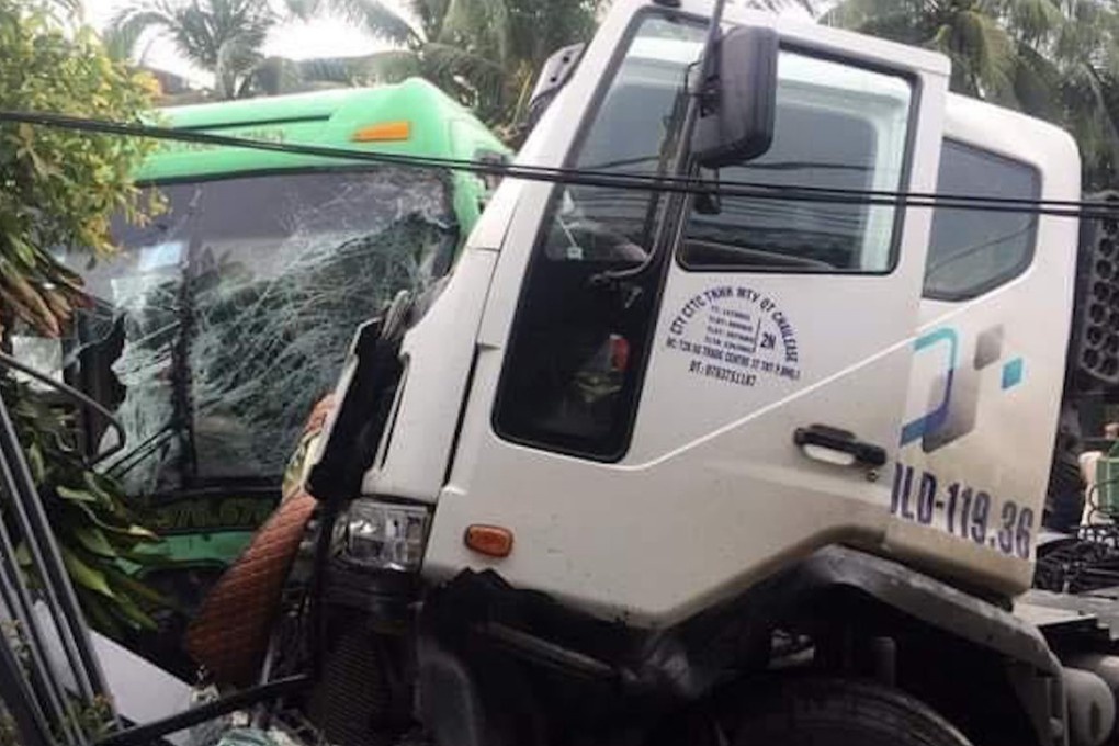 Oto khach doi dau xe bon tren quoc lo hinh anh