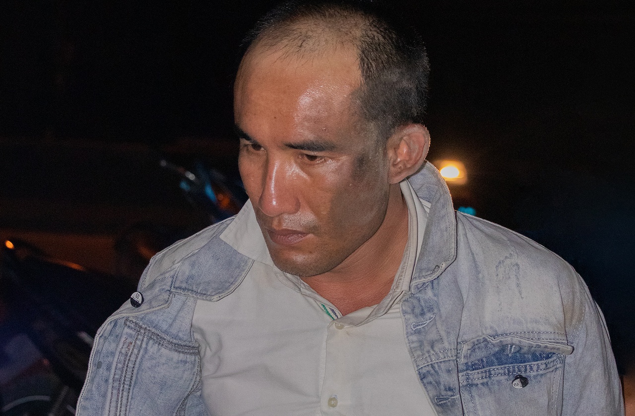 Nguoi dan ong bi bat khi vua xuong xe khach hinh anh