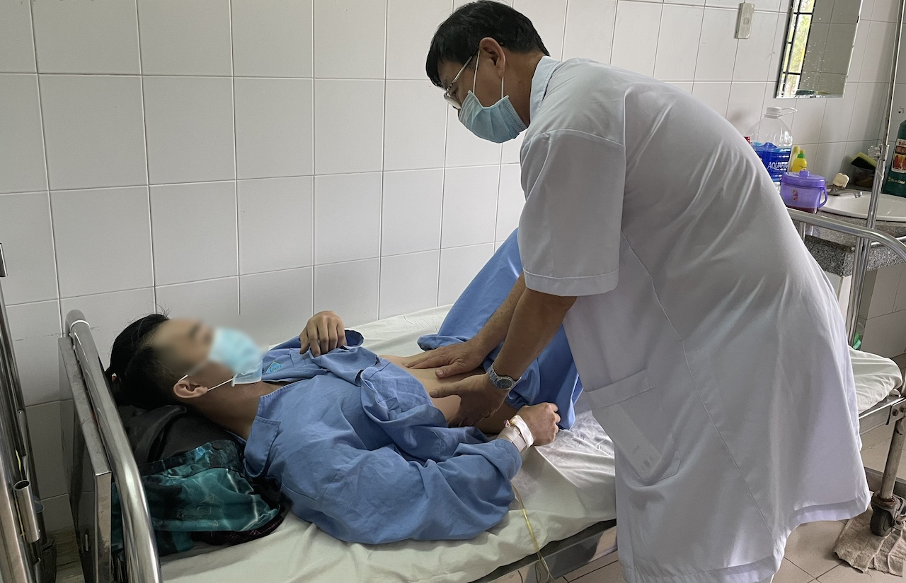 Nam thanh nien tu be "gay sung" anh 1