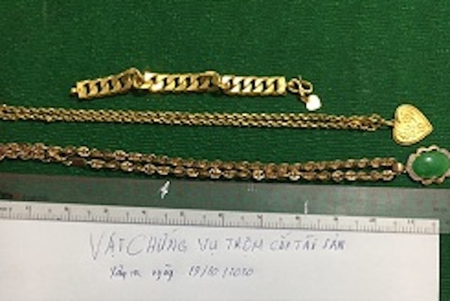 Bat nghi pham trom vang khi tham nguoi than hinh anh