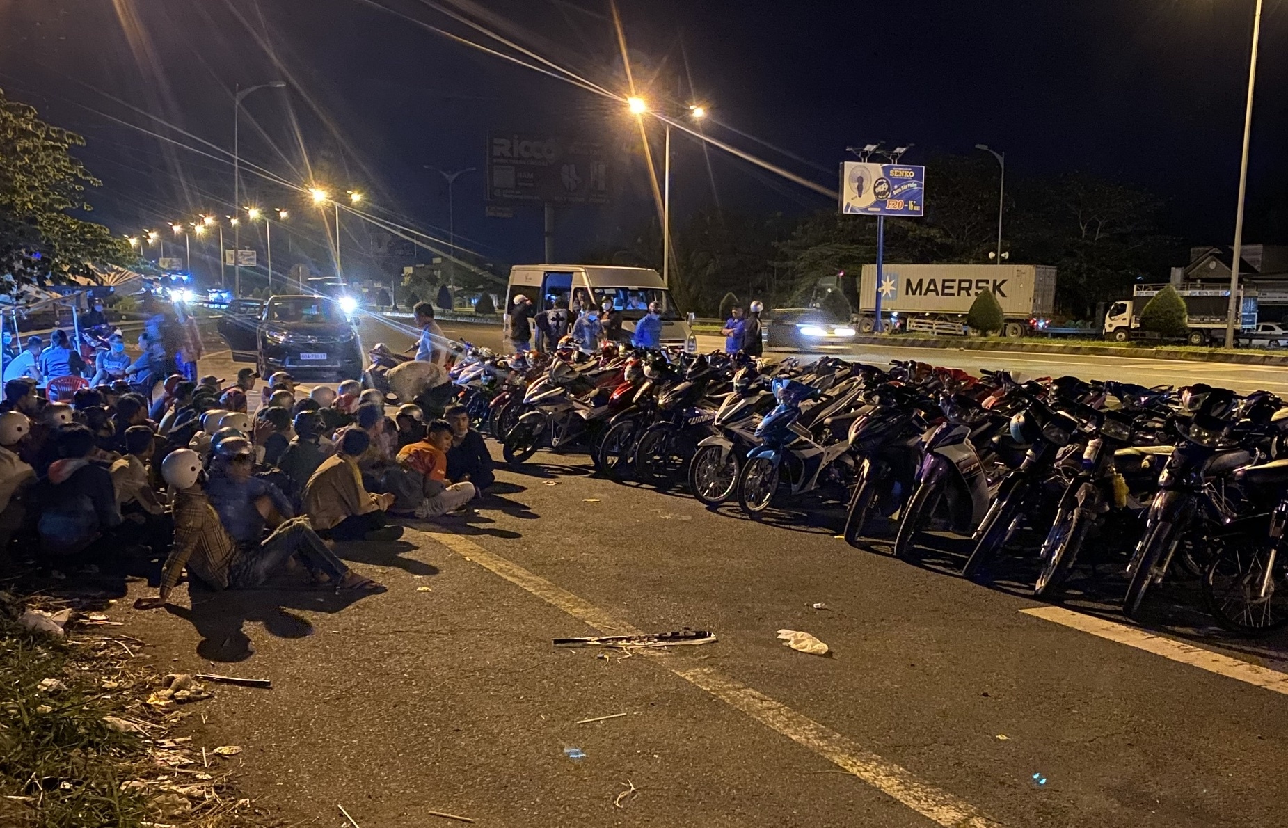 Vay bat 52 thanh nien dua xe trai phep anh 2