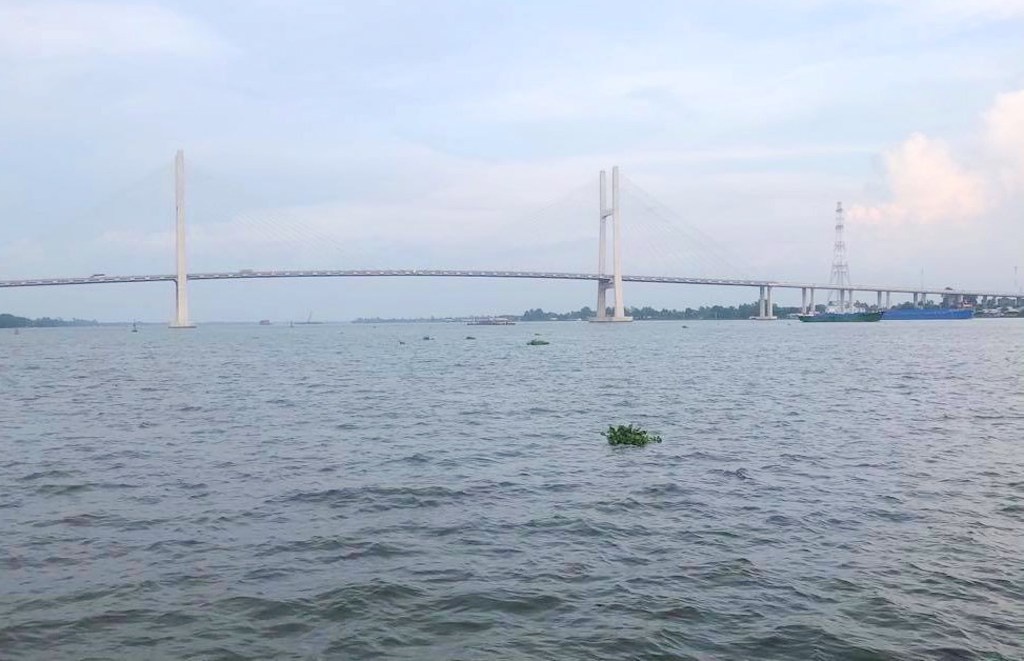 Thi the nam sinh noi tren song Tien hinh anh