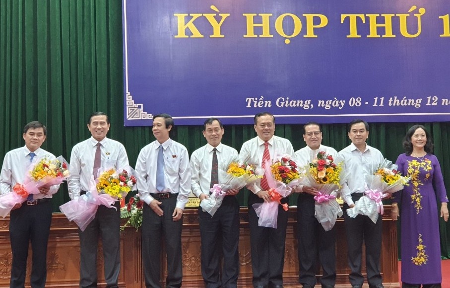 Tan Chu tich va hai Pho chu tich UBND tinh Tien Giang anh 1