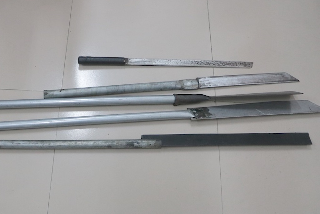 Canh sat khong che 2 nguoi mang theo nhieu ma tau, giao mac hinh anh