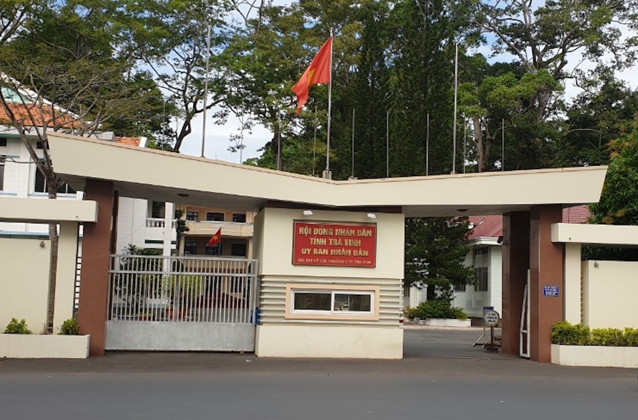4 người phụ nữ gây rối trước cổng UBND tỉnh Trà Vinh ảnh 1 4 nguoi phu nu gay roi truoc cong UBND tinh Tra Vinh anh 1