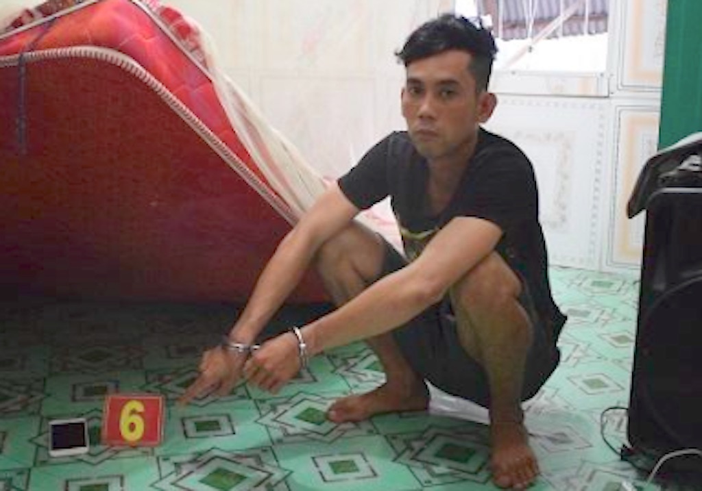 Canh sat truy den tan nha bat ke cuop iPhone hinh anh