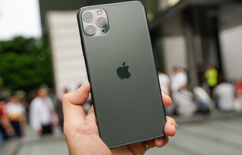 Ten cuop nem iPhone 11 Pro Max xuong kenh nuoc hinh anh