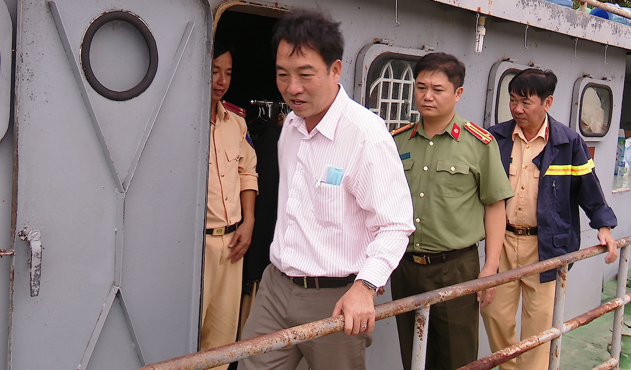 Dai uy canh sat mat tich tren song Hau anh 2