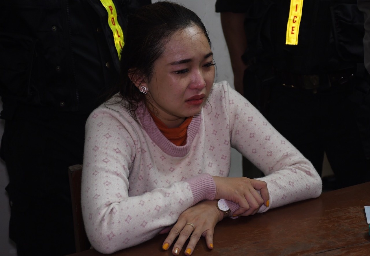 Canh sat bat co gai tang tru ma tuy hinh anh