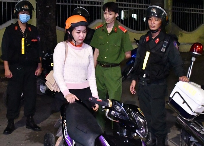 Cảnh sát bắt cô gái tàng trữ ma túy ảnh 1 Canh sat bat co gai tang tru ma tuy anh 1