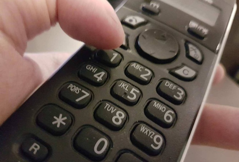 Mat gan 900 trieu dong sau cuoc dien thoai hinh anh