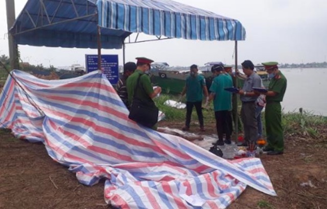 Phat hien thi the nguoi dan ong tren song Tien hinh anh