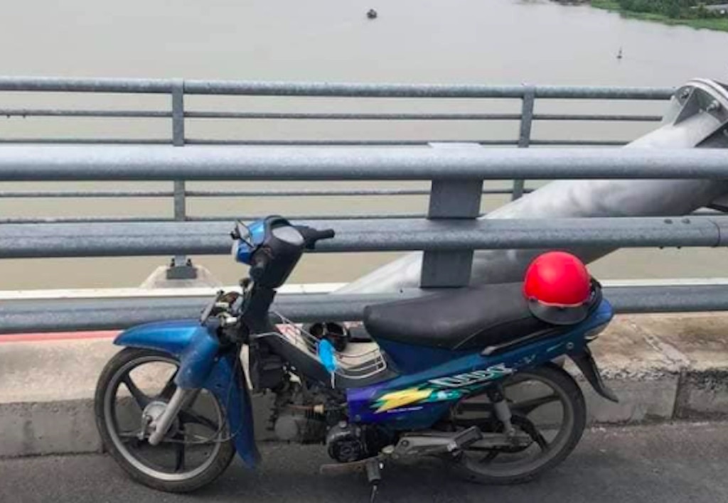 Thi the nguoi dan ong noi tren song Tien anh 1