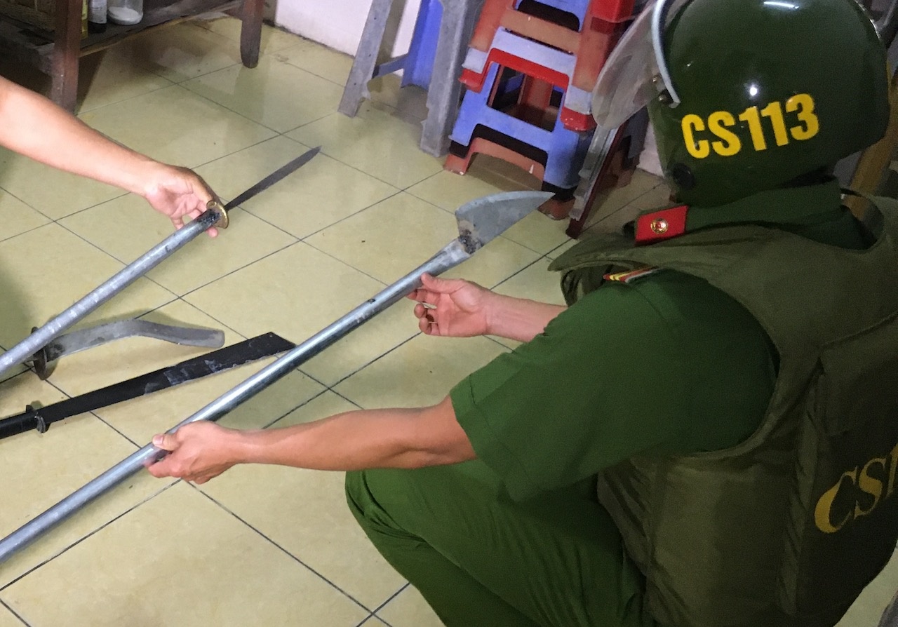 Cảnh sát bắt nhóm thanh niên hỗn chiến trên phố ảnh 1 Canh sat bat nhom thanh nien hon chien tren pho anh 1