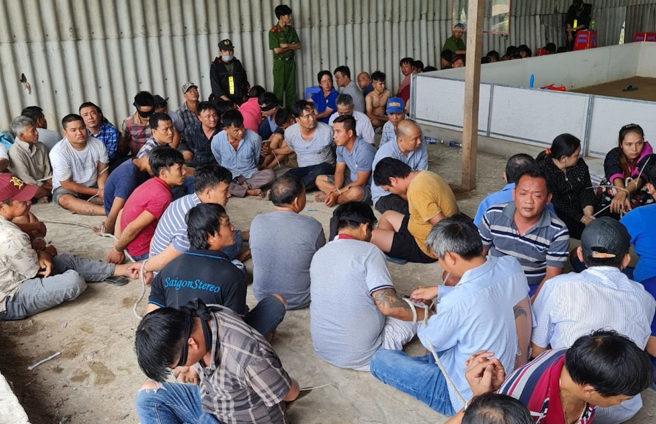 Canh sat bat 153 nguoi o soi bac, tam giu hon 2 ty dong hinh anh