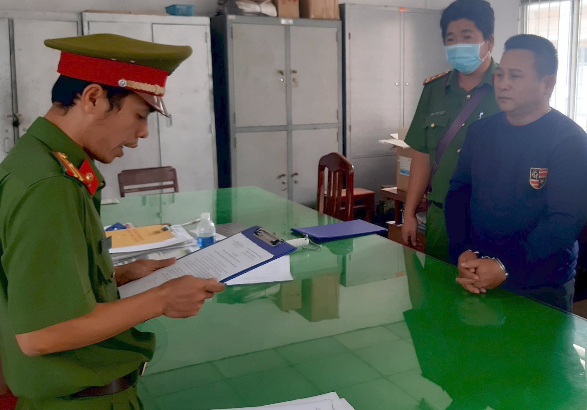 Nhóm người nổ súng ở sới bạc ảnh 1 Nhom nguoi no sung o soi bac anh 1