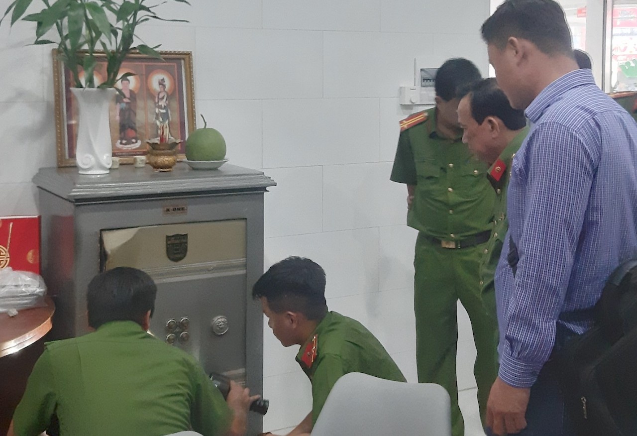 Ke trom dot nhap tu noc nha de cay ket sat hinh anh