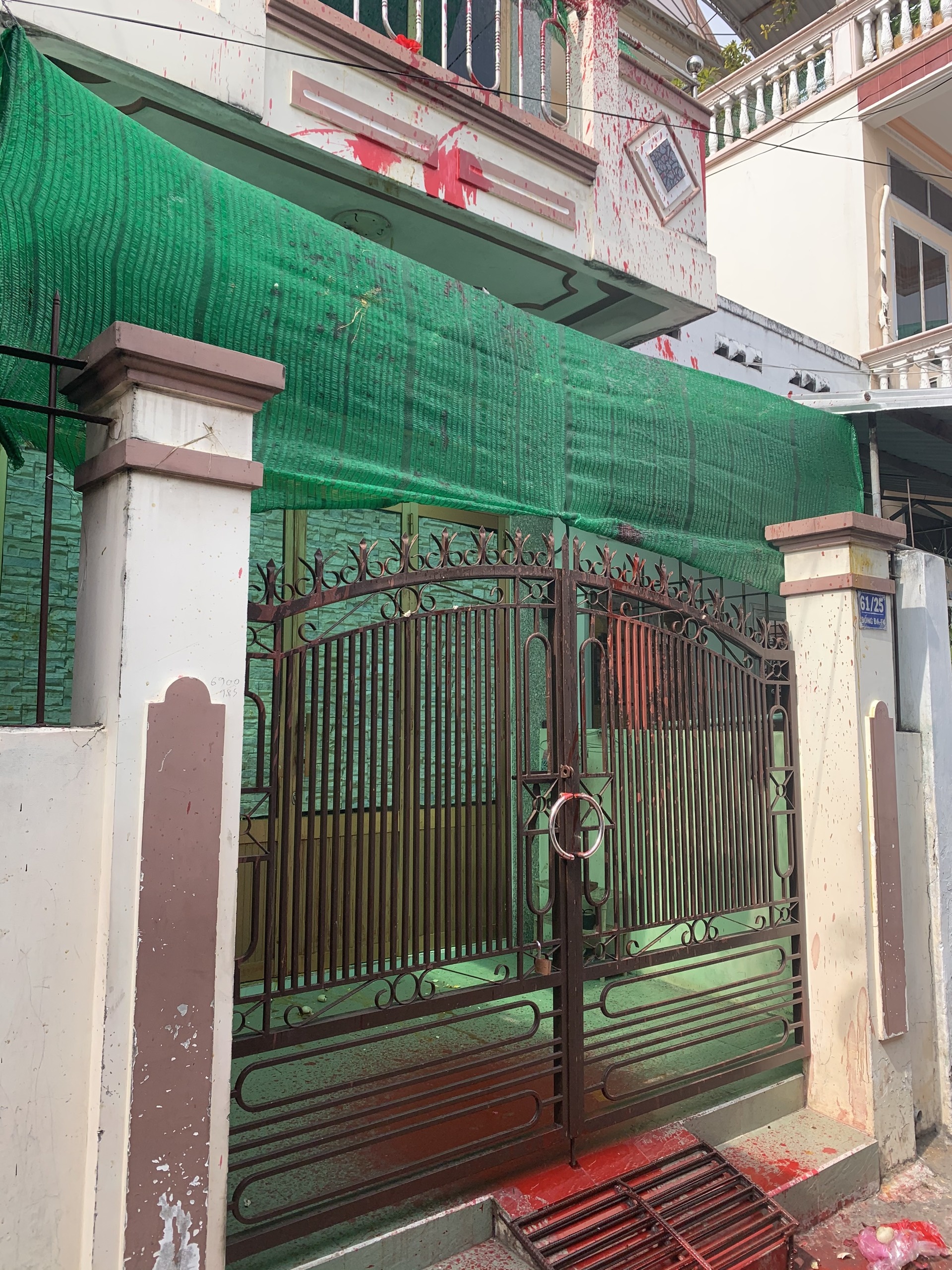 Nhà dân bị tạt sơn,  ném trứng vịt thối ảnh 1 Nha dan bi tat son,  nem trung vit thoi anh 1