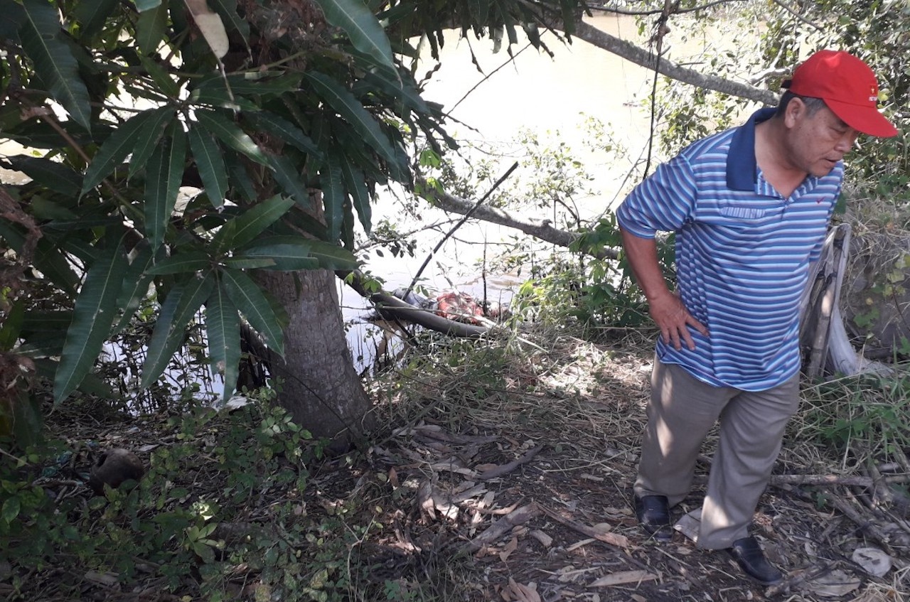 Thi the noi tren bo kenh voi hai tay bi quan vai hinh anh