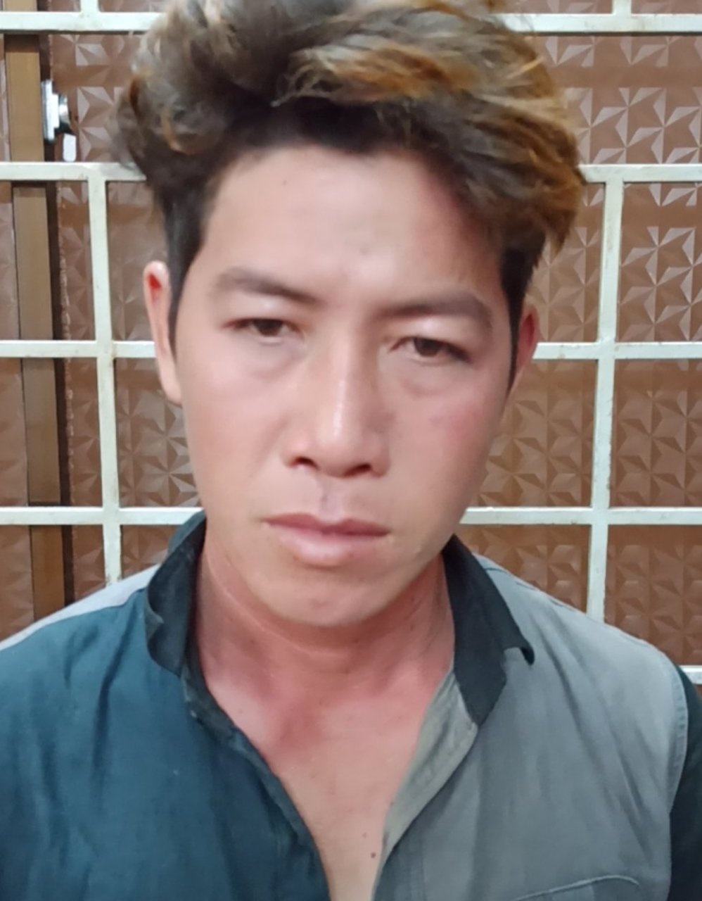 Nu sinh bi cuong doat tien bang clip nong anh 1