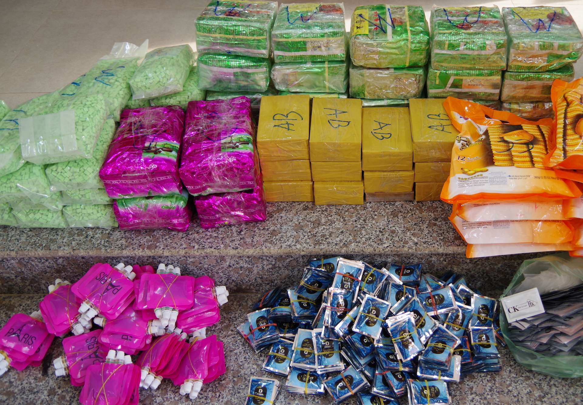 Bat giam 2 bi can van chuyen 89 kg ma tuy hinh anh