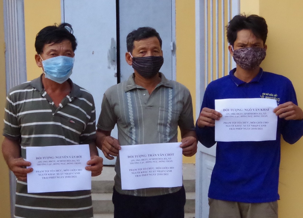 Bat 3 nghi can to chuc nhap canh trai phep hinh anh