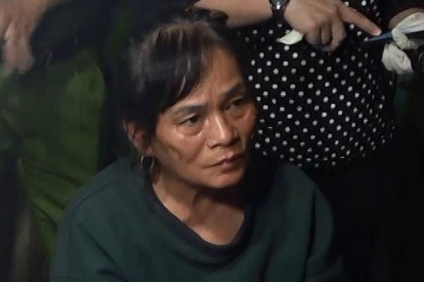 Hai me con bi bat vi buon ma tuy hinh anh