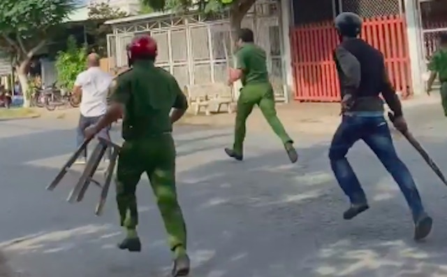 Duoi bat ke chem phu nu trong quan ca phe hinh anh