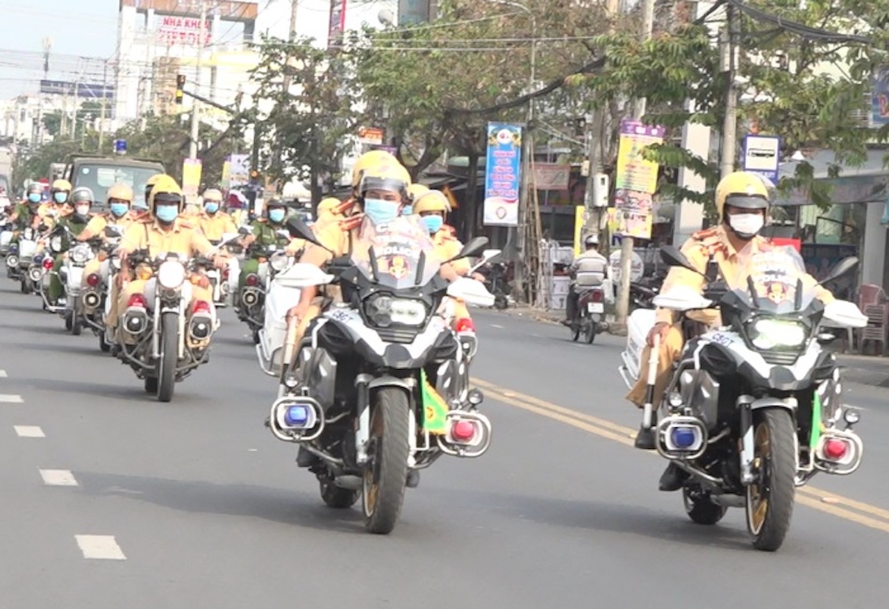 CSGT Đồng Tháp tuần tra bằng môtô R1250GSA ảnh 1 CSGT Dong Thap tuan tra bang moto R1250GSA anh 1