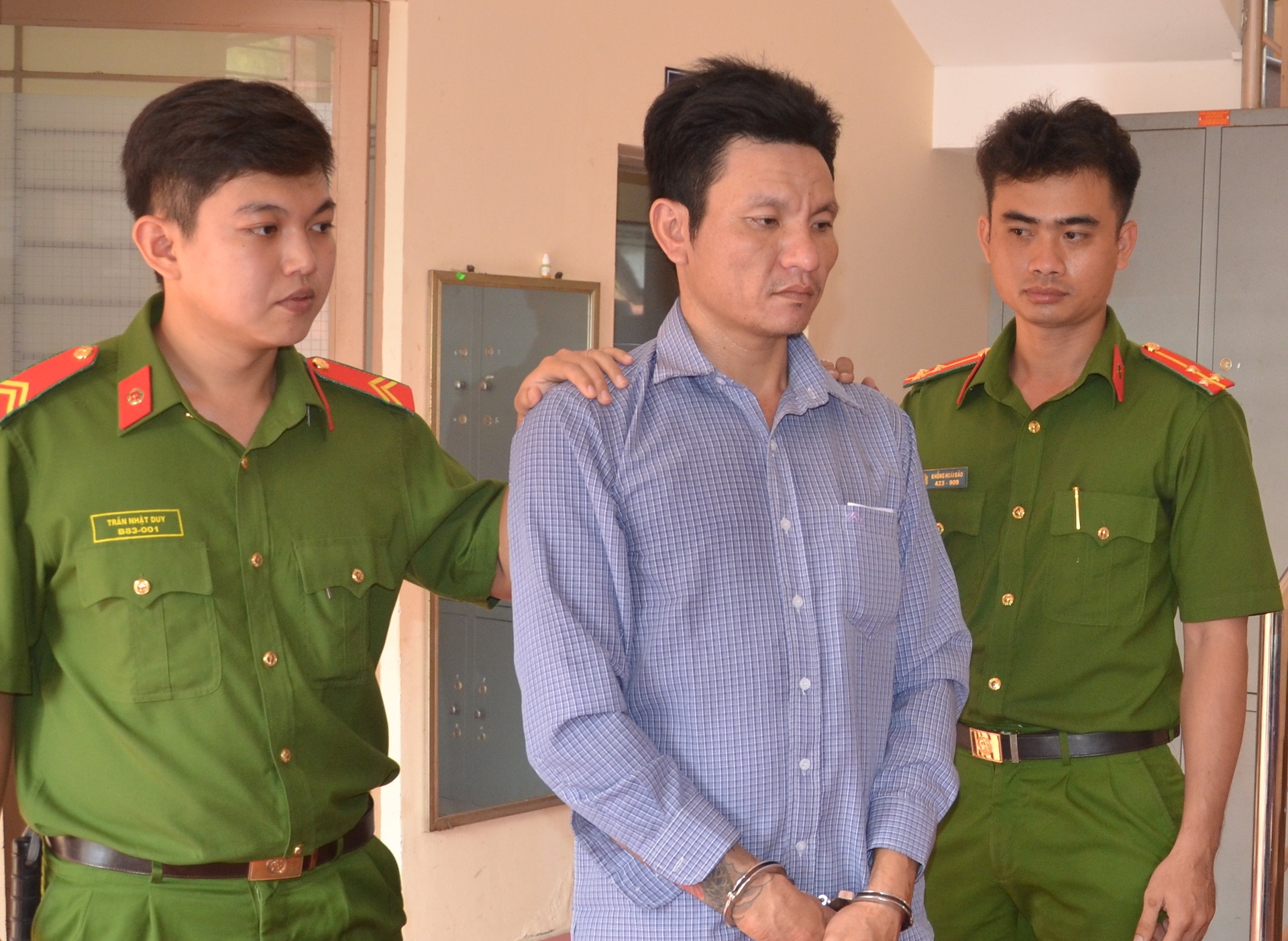 Bat nghi pham giet 2 nguoi do mau thuan tinh cam hinh anh