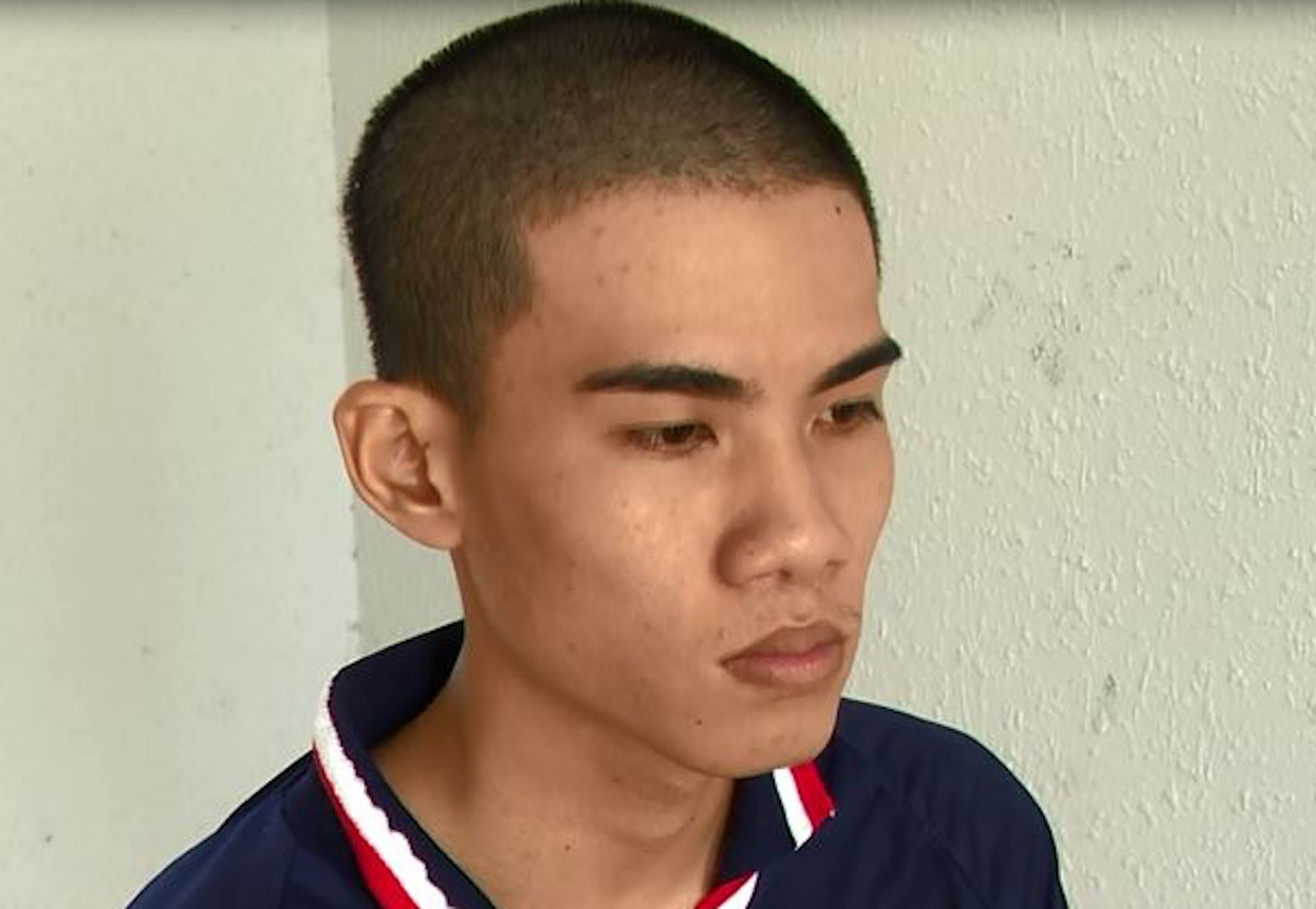 Nam thanh nien lao xe may vao canh sat hinh anh